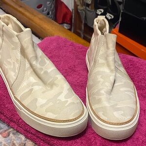 Toms Beige Camouflage Slip-On Sneakers